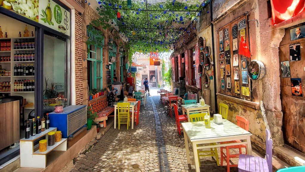 Ayvalık Merkez, Saatli Cami ve Macaron Sokakları